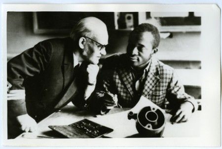 Жан Жером Нгоко из Африки  курсант 3-го курса радиотехнического отделения и рядом с ним  старейший преподаватель черчения Оскар Хендрикович Луби  22 мая 1970