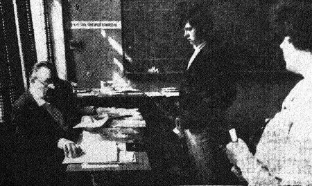 Июль — горячая пора  для членов приемной комиссии.  –  ТМУРП  29 07 1985  фото Р. ЭЙНА.