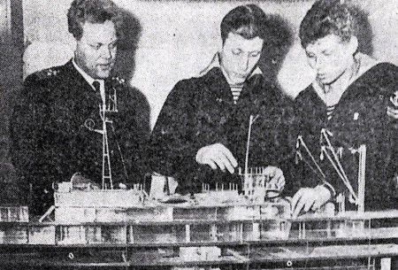 Вавилов И.  преподаватель ТМУРП инженер-электрик , курсанты В. Миньков и В. Ничипорович сделали  модель для ВДНХ -  13 ноябрь 1968