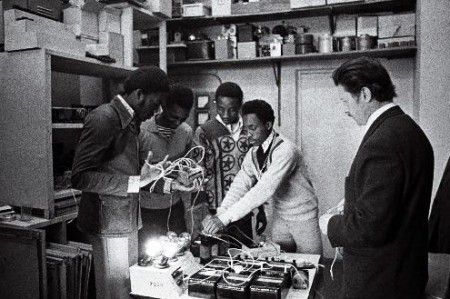 Равинский Юрий -  занятия по электротехнике в ТМУРП  в 1971 году
