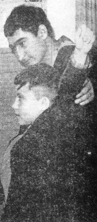 Хасанов  Тахир курсант  ТМУРП обучает одного из школьников  флажному семафору – 21 02 1969 школа №3 Таллина