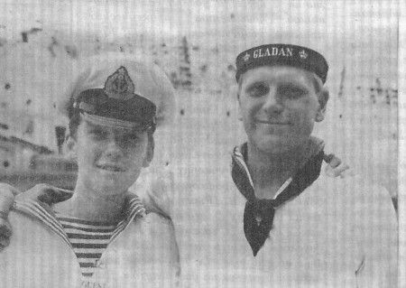 В встретились курсант с Крузенштерна и его коллега с датского парусника Гладан - Хельсинки  29  12 1988  Фото Р. САМИГУЛЛИНА.