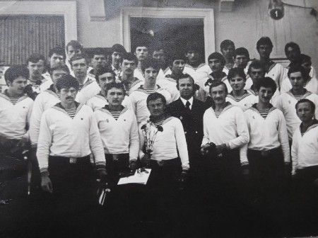 Преподаватель "Морского дела" - Анатолий Александрович Ленин (с группой выпуска 1979 года).