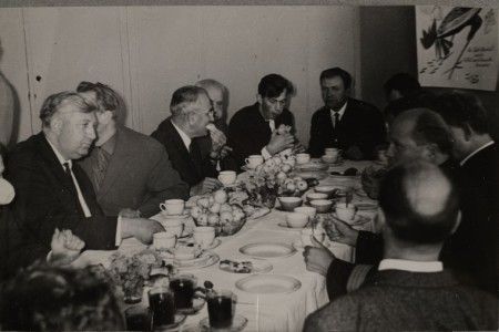 сотрудники ТМУРП  за журнальным столиком 1970 е