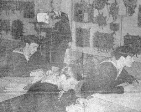 Радисты четвертого курса на уроке радионавигации - ТМУРП 22 05 1975