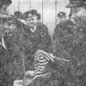 Лыокене А. вручает Н. Митюреву билет почетного курсанта и памятный подарок – ТМУРП 24 11 1987