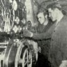 справа 3-й механик В. Якович и курсант ТМУ Р. Кургвель - ТР Иней 1965 год